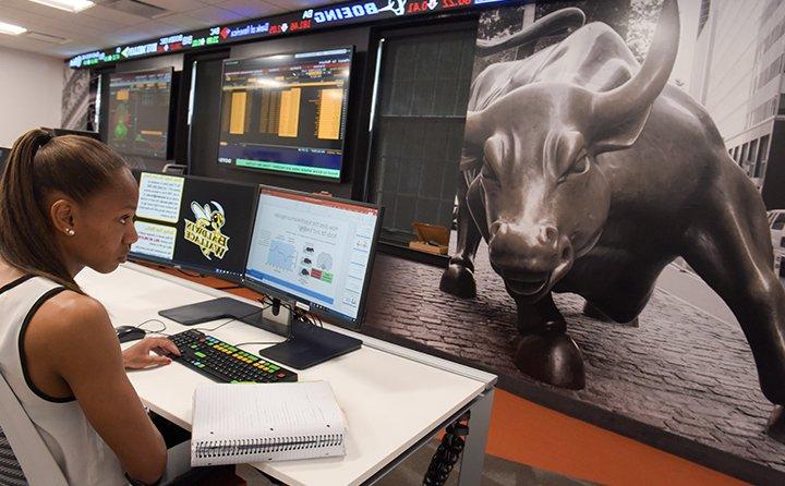 Students use the Bloomberg terminals in the BW Business Research Center.